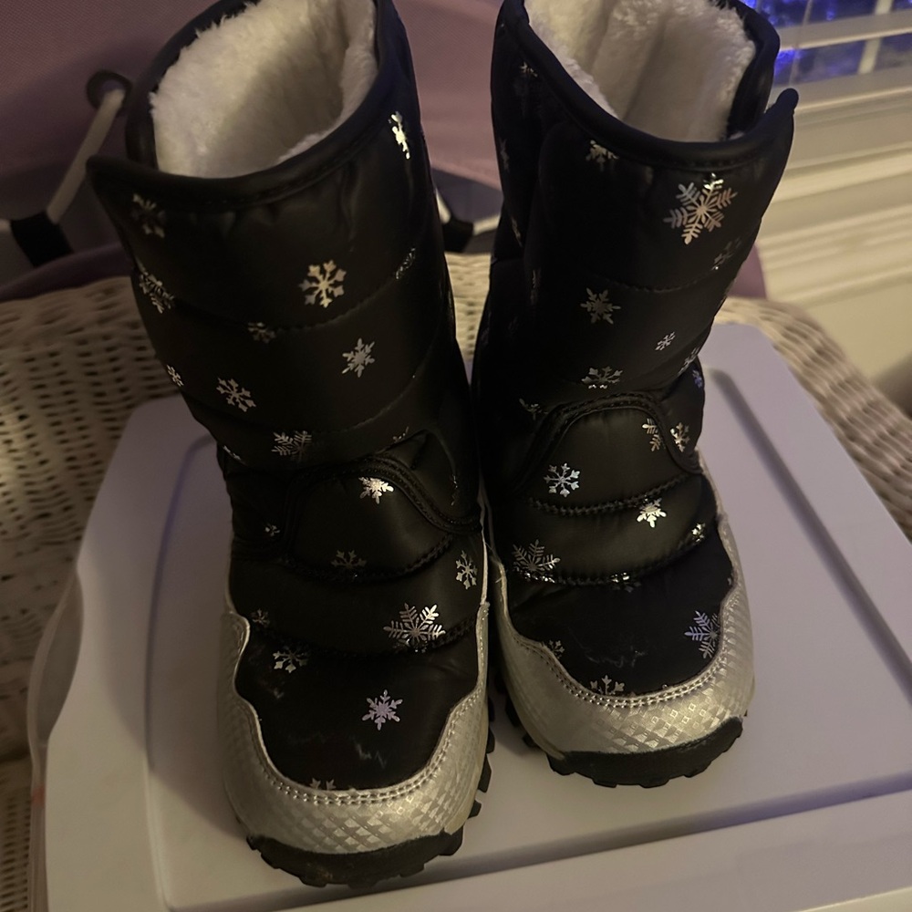 Kids Snow Boots with Snowflake Design